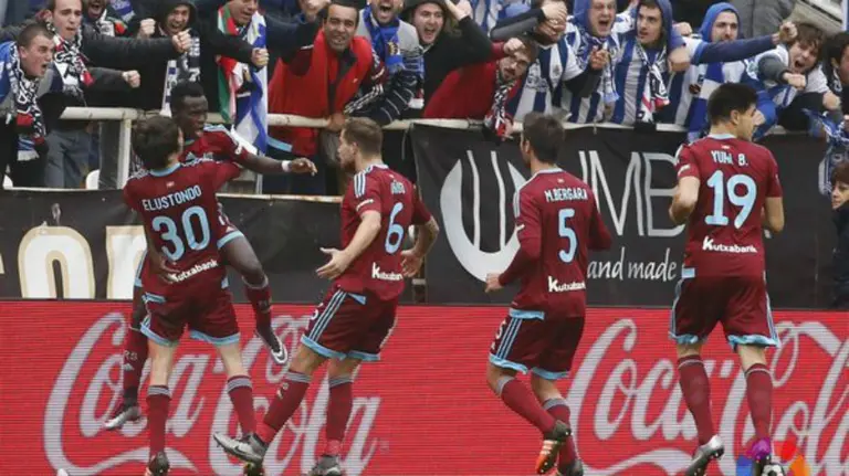 Los jugadores de la R. Sociedad celebran un gol.