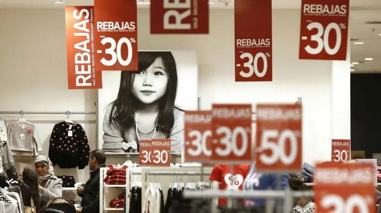 Comercio en temporada de rebajas. EFE.