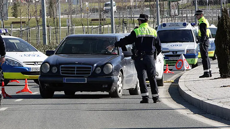 Agentes de la Policía Municipal de Pamplona durante un control.