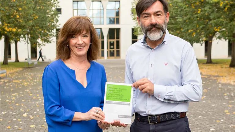 Egusquiza y Lara, coordinadores de la obra, con el libro.