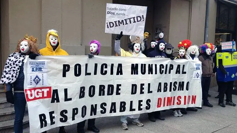 Uno de los escraches llevados a cabo por agentes de Policía Municipal contra Enrique Maya (UPN)