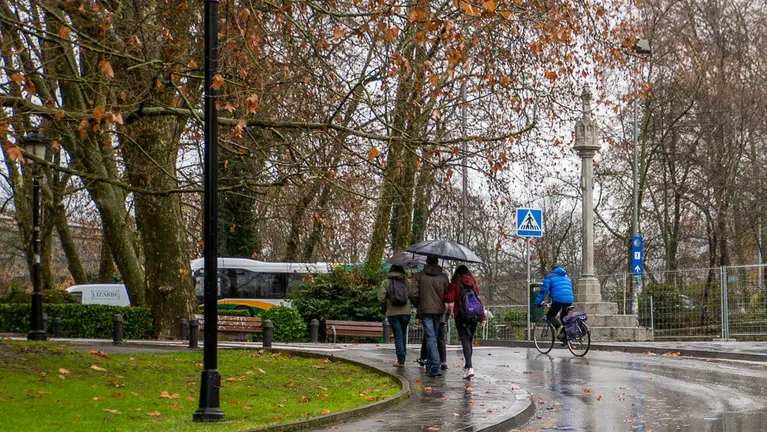 Tiempo: Día lluvioso en Pamplona. (4). IÑIGO ALZUGARAY