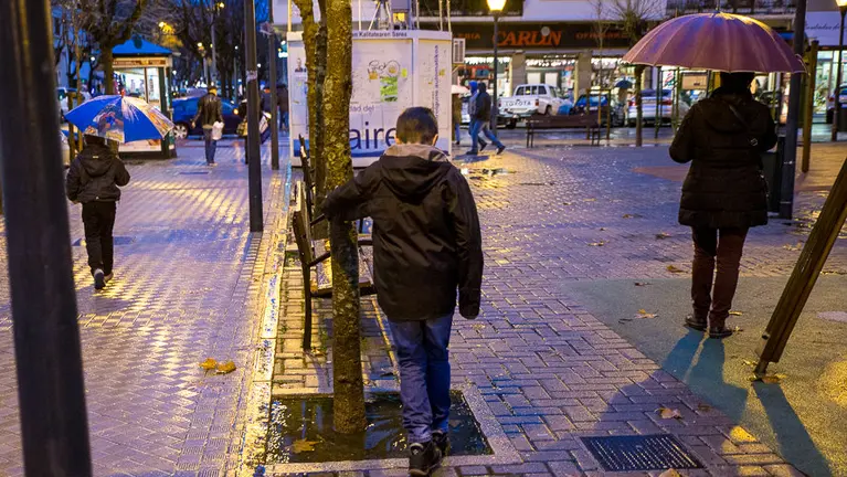 Tiempo: Lluvia en Pamplona. (1). I&Ntilde;IGO ALZUGARAY