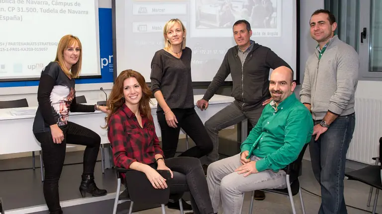 Parte de los investigadores, en el campus de Tudela. De izq. a dcha. Ana Ibáñez, Ana Bays, Mikel Izquierdo y Alejandro San Juan (de pie); y María Ortega y Rafael Rodríguez (sentados).
