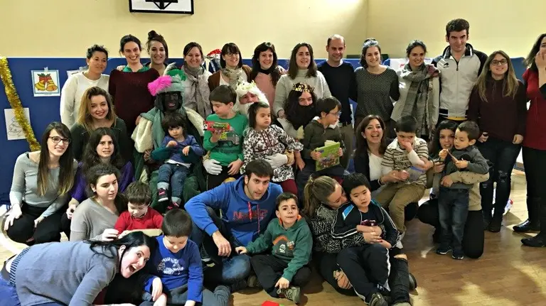 Los Reyes Magos durante su visita a la Asociación Navarra de Autismo.