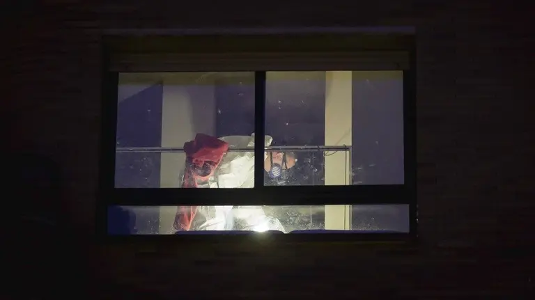 Agentes de la Policía en el piso donde el cadáver de un niño ha sido hallado por los Mossos d'Esquadra en un domicilio de Girona donde al parecer llevaba varios días muerto.EFE David Borrat.