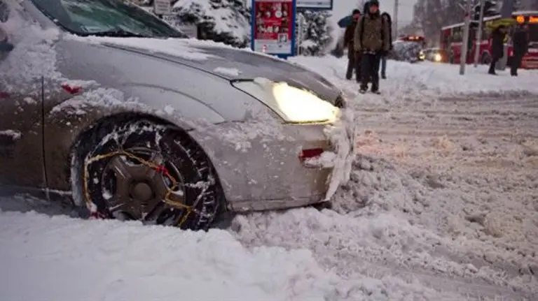 Coche con cadenas. EFE.