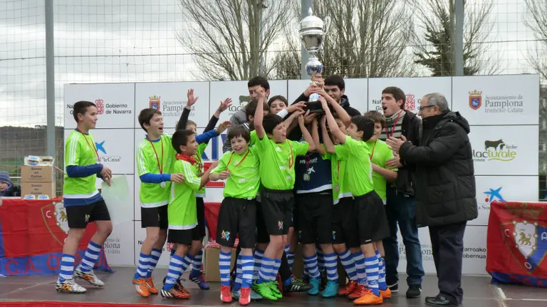 Los chavales del Erreniega celebran el título de campeones.
