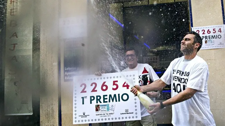 El trabajador Miguel Ponce (d), junto al administrador de El Gato Negro celebran el primer premio en Málaga. EFEJorge Zapat
