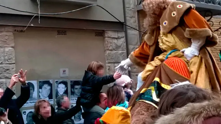 Carteles de presos de ETA colocados al paso de la Cabalgata de Reyes..