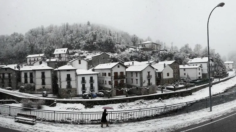 Un grupo de mujeres pasea por la localidad navarra de Urzainqui. Tiempo, nieve. EFE.