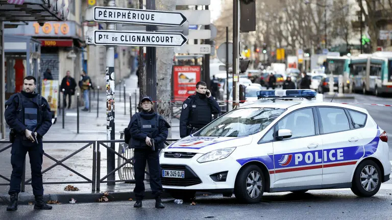Polic&iacute;as en la zona de los hechos. EP