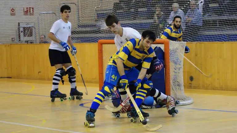 Partido del Iruña hockey patines en la Rochapea.