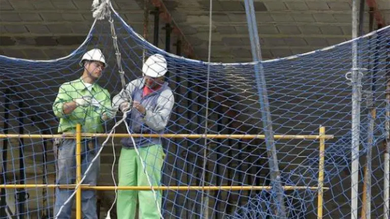 En la imagen, varios trabajadores de la construcción. EFE.