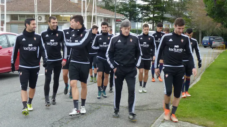 Martín Monreal con sus jugadores en Tajonar.