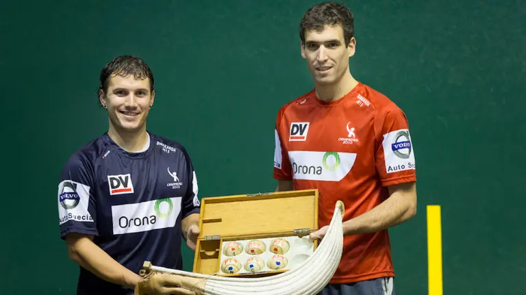 Santi Uterga y Javier Urriza en la elección de material. Foto Maialen Andrés.