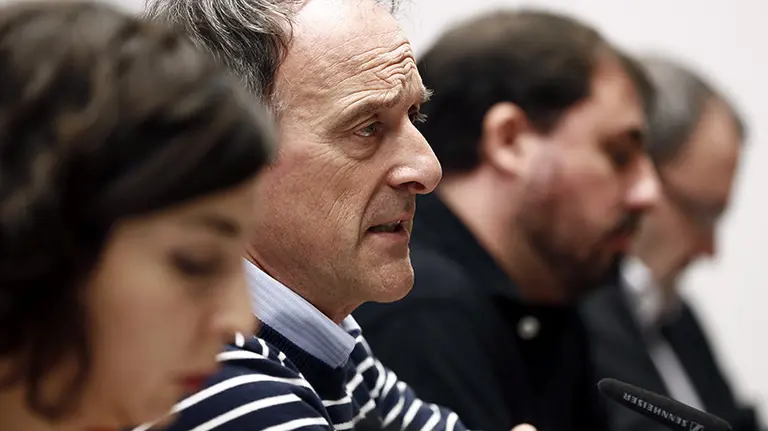 Los portavoces de los partidos que apoyan al Gobierno foral, (de izda a dcha), Laura Pérez (Podemos), Adolfo Araiz (EH Bildu), Unai Hualde (Geroa Bai), y José Miguel Nuin (I-E), durante la rueda de prensa donde han dado a conocer que han alcanzado un acuerdo para presentar un total de 83 enmiendas conjuntas que elevan en 4,4 millones de euros el techo de gasto de los Presupuestos Generales de Navarra para 2016. EFE/Jesús Diges