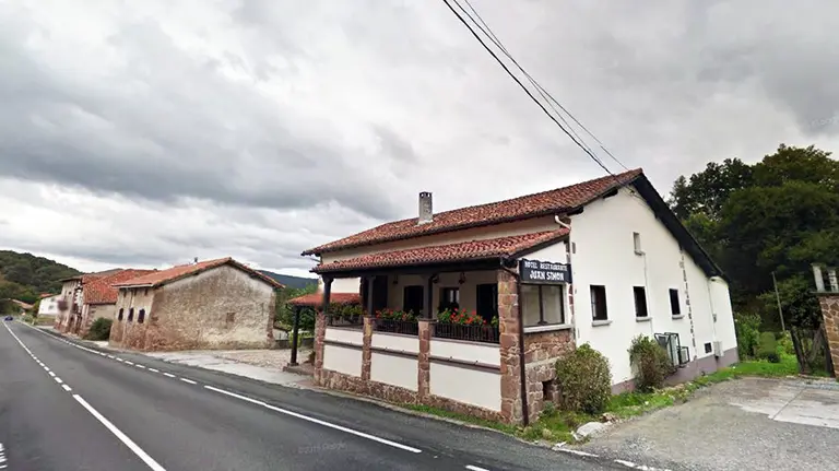 Paso de la carretera N-121-A por las ventas de Arraitz