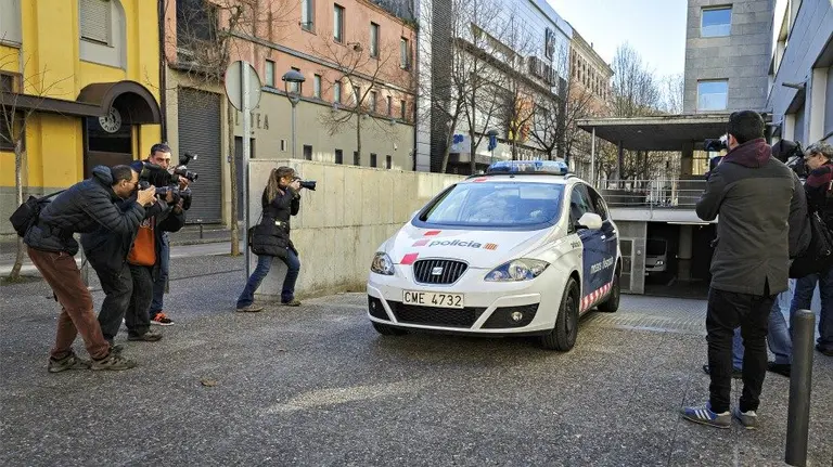 n vehículo de los Mossos d'Esquadra, traslada a su domicilio, al matrimonio Bruce y Schrell Hopkins, detenidos por la muerte de su hijo en Girona. EFEDAVID BORRAT