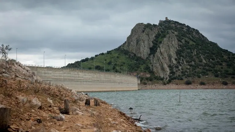 Presa del embalse de Alange, en Badajoz.