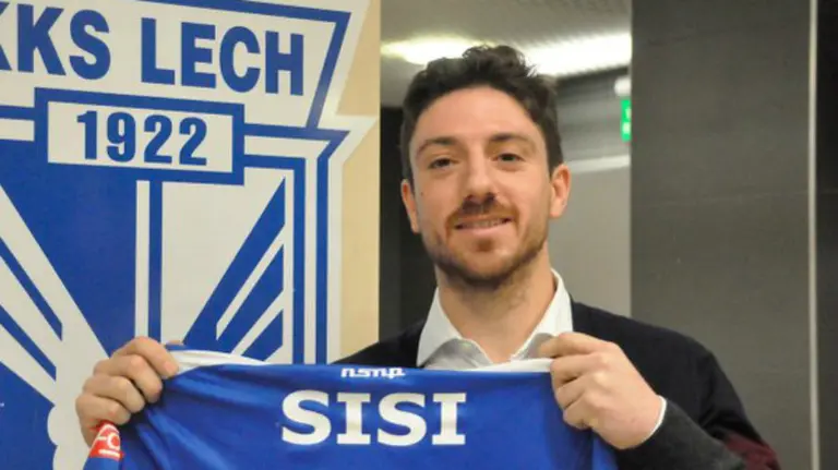 Sisinio Gonz&aacute;lez sostiene la camiseta del Lech Poznan con su nombre.