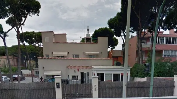 Puerta exterior de la residencia Bas de Castelldefels.