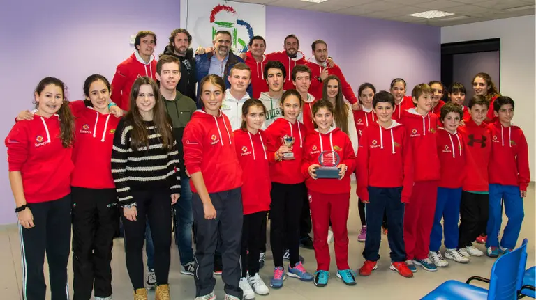 Participantes en el cuadrangular de tenis. Foto Ander Luquin.