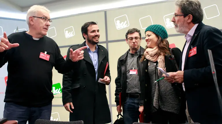 El dirigente de IU, Alberto Garzón (2i), junto al coordinador federal, Cayo Lara (i), y los miembros del partido, José Luis Centella (c) y Adolfo Barrena (d), entre otros, al inicio del primer Consejo Político tras las elecciones de diciembre, en el que se fijará la fecha de la asamblea federal cuyo objetivo ineludible es &#34;repensar&#34; el proyecto de la formación, amenazado por el fracaso del 20D y el empuje de Podemos, y elegir un nuevo coordinador para sustituir a Cayo Lara. EFE/Víctor Lerena