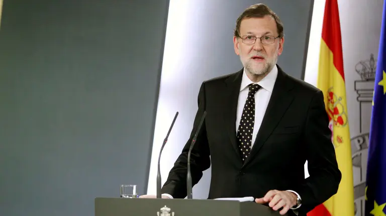El presidente del Gobierno en funciones, Mariano Rajoy, en una comparecencia en La Moncloa mientras se celebra el pleno de investidura del independentista Carles Puigdemont. Rajoy ha prometido hoy que cumplirá con su obligación de velar por el cumplimiento de la ley y de la Constitución ante el desafío soberanista. EFE/Víctor Lerena