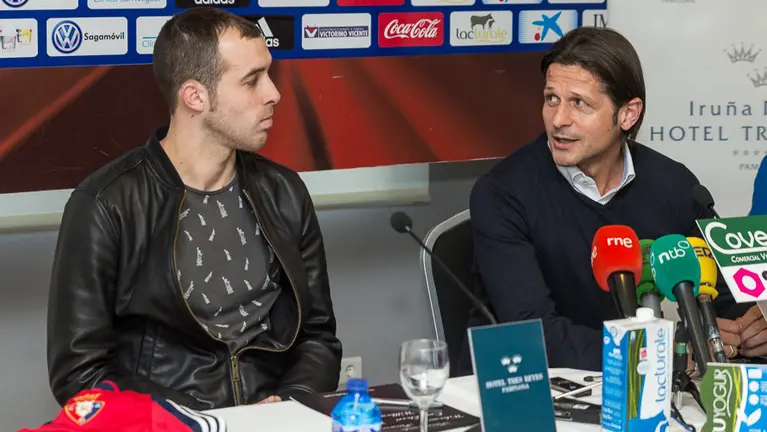 Pedja Vasiljevic, director deportivo de Osasuna, presenta a Urko Vera y Manuel Sánchez como nuevos jugadores del equipo rojillo(9). IÑIGO ALZUGARAY