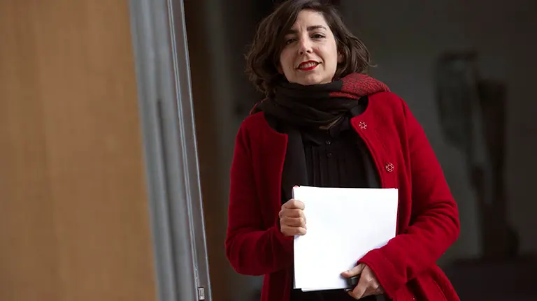 La portavoz de Podemos, Laura Pérez, momentos antes de dar comienzo hoy la reunión de la Mesa y Junta de portavoces de la Cámara Foral, donde han tratado la decisión de no renovar el Convenio entre el Servicio Navarro de Salud y la Universidad de Navarra para la asistencia sanitaria de sus trabajadores y familiares beneficiarios, entre otras iniciativas. EFE/Villar López