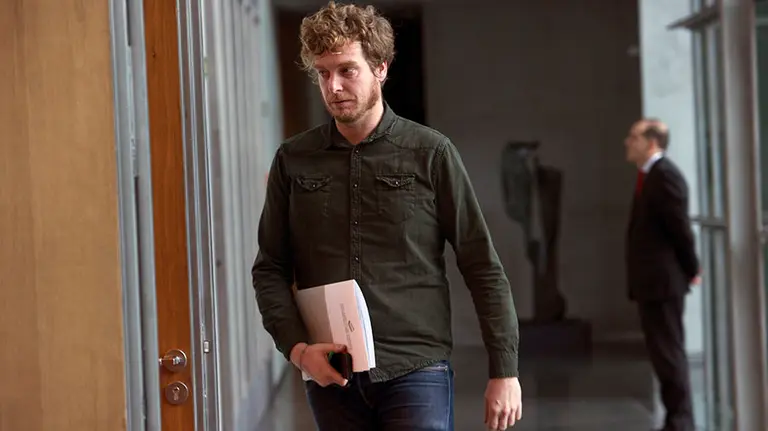 El portavoz de EH Bildu, Maiorga Ramírez, momentos antes de dar comienzo la reunión de la Mesa y Junta de portavoces de la Cámara Foral donde han tratado la decisión de no renovar el Convenio entre el Servicio Navarro de Salud y la Universidad de Navarra para la asistencia sanitaria de sus trabajadores y familiares beneficiarios, entre otras iniciativas. EFE/Villar López