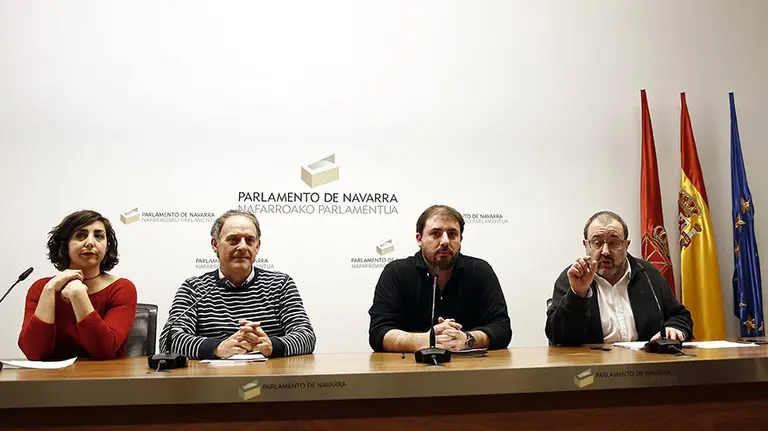 Los portavoces de los partidos que apoyan al Gobierno foral, (de izda a dcha), Laura Pérez (Podemos), Adolfo Araiz (EH Bildu), Unai Hualde (Geroa Bai), y José Miguel Nuin (I-E), durante la rueda de prensa donde han dado a conocer que han alcanzado un acuerdo para presentar un total de 83 enmiendas conjuntas que elevan en 4,4 millones de euros el techo de gasto de los Presupuestos Generales de Navarra para 2016. EFE/Jesús Diges