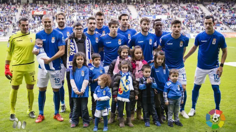 Formación del Real Oviedo en el Tartiere.