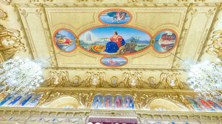 Ornamentación del techo del Salón del Trono.