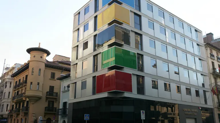 Edificio de la Casa del deporte de Pamplona.