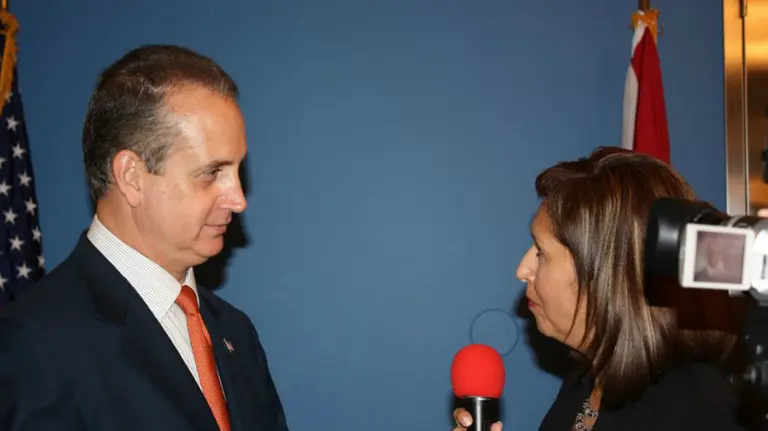 El congresista Mario Diaz-Balart atiende a una entrevista de televisión.