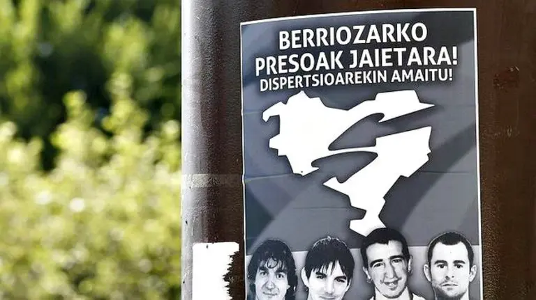 Carteles en favor del acercamiento de los presos etarras. EFE