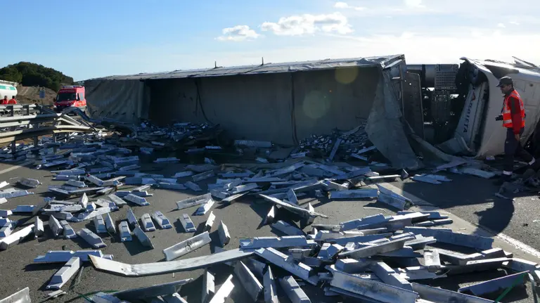 El cami&oacute;n que ha volcado en la carretera en la AP-68 en Tudela.