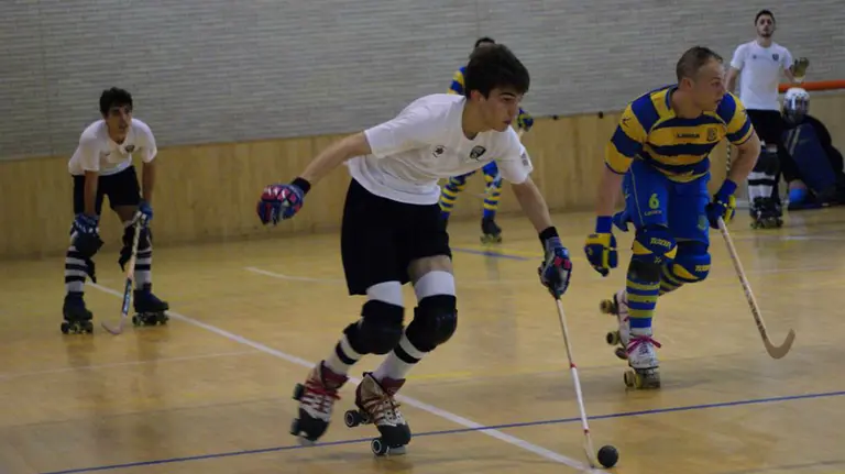 Jugada de ataque del Iruña hockey patines.