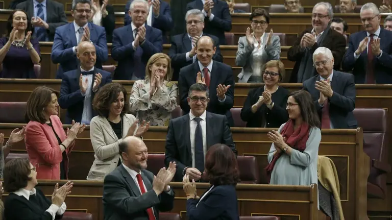 El socialista Patxi López (2-d, segunda fila) es aplaudido por los diputados de su formación. EFE.