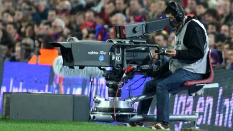 Operador de cámara durante un partido. EFE.