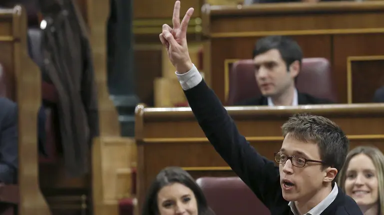MADRID, 13/01/2016.- El diputado de Podemos Íñigo Errejón promete acatar la Constitución durante su toma de posesión como parlamentario del Congreso, junto al líder de la formación, Pablo Iglesias, en la a sesión constitutiva de la Cámara Baja, que ha inaugurado hoy la XI Legislatura. Errejón ha añadido: "Por la soberania del pueblo, por una España nueva, per la fraternitat entre els pobles. Porque fueron somos, porque somos serán. Nunca más un país sin su gente". EFE/Sergio Barrenechea