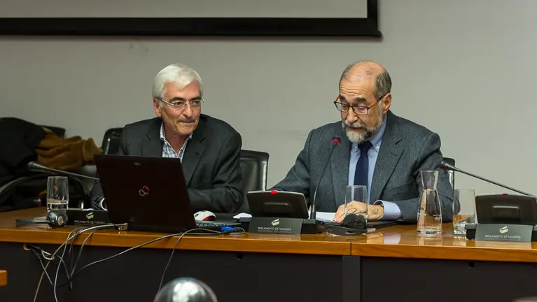 El consejero de Salud, Fernando Dom&iacute;nguez, comparece en comisi&oacute;n parlamentaria para explicar la decisi&oacute;n de desplazar a la red p&uacute;blica al personal de la Universidad de Navarr (7)