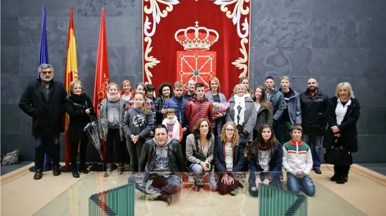 Ainhoa Aznárez, junto a miembros de Arco Iris Solidario y los niños ucraniaños.