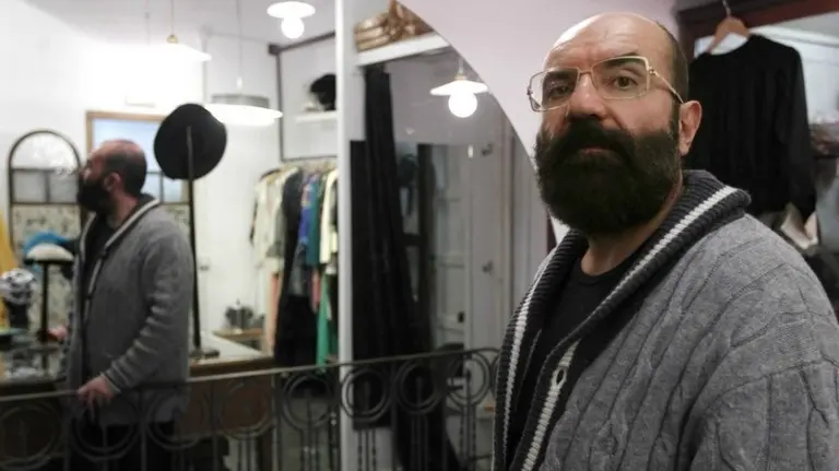 El diseñador lanzaroteño Paco Delgado, en su estudio de Madrid. EFE.