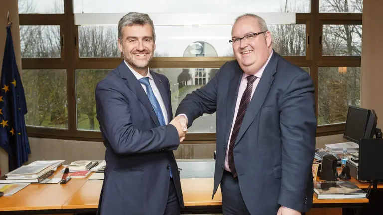 El nuevo gerente, Joaquín Romero Roldán, y el rector Alfonso Carlosena.