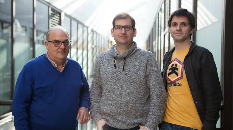 De izq. dcha., los profesores Bernardo Royo, Carlos Miranda y Gonzaga Santesteban, miembros del Grupo de Investigación Fruticultura y Viticultura Avanzadas de la UPNA.