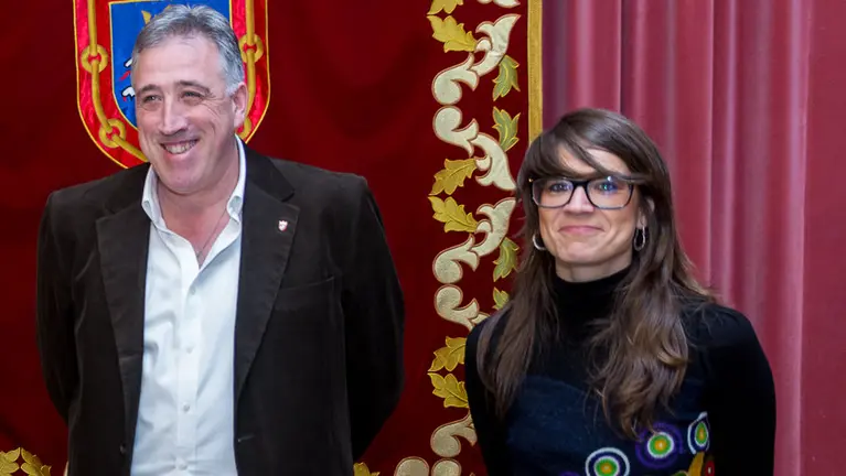 Joseba Asiron y Maider Beloki durante la firma del convenio para la gestión de la Biblioteca Pública del Casco Viejo-San Francisco (1). IÑIGO ALZUGARAY