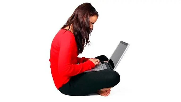 Chica jugando con su ordenador.